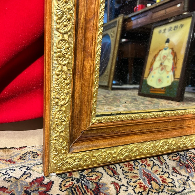 Espejo francés en madera y estuco dorado, decoración trofeos y guirnaldas estilo Luis XVI