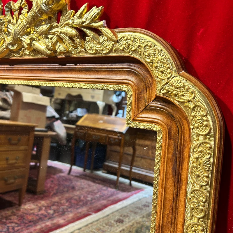 Espejo francés en madera y estuco dorado, decoración trofeos y guirnaldas estilo Luis XVI