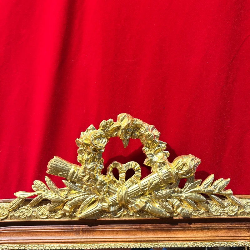 Espejo francés en madera y estuco dorado, decoración trofeos y guirnaldas estilo Luis XVI