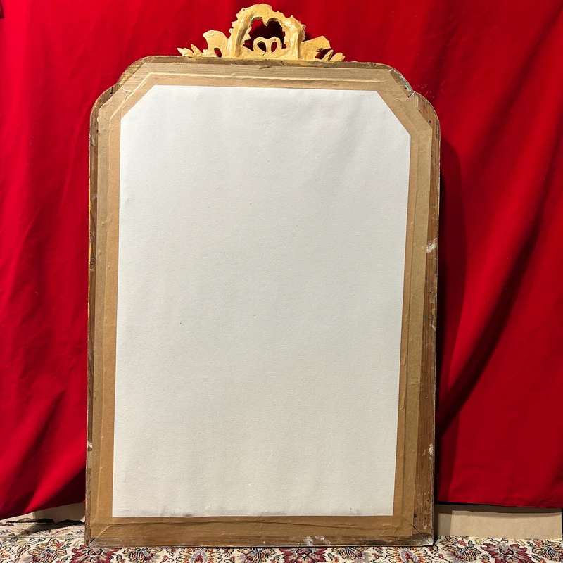 Espejo francés en madera y estuco dorado, decoración trofeos y guirnaldas estilo Luis XVI