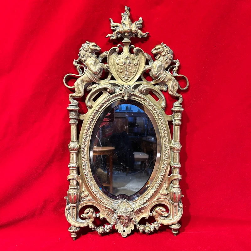 Espejo francés en bronce con decoración heráldica de leones fin s. XIX
