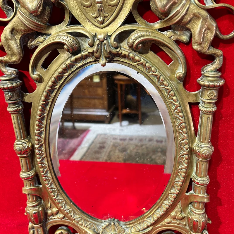 Espejo francés en bronce con decoración heráldica de leones fin s. XIX
