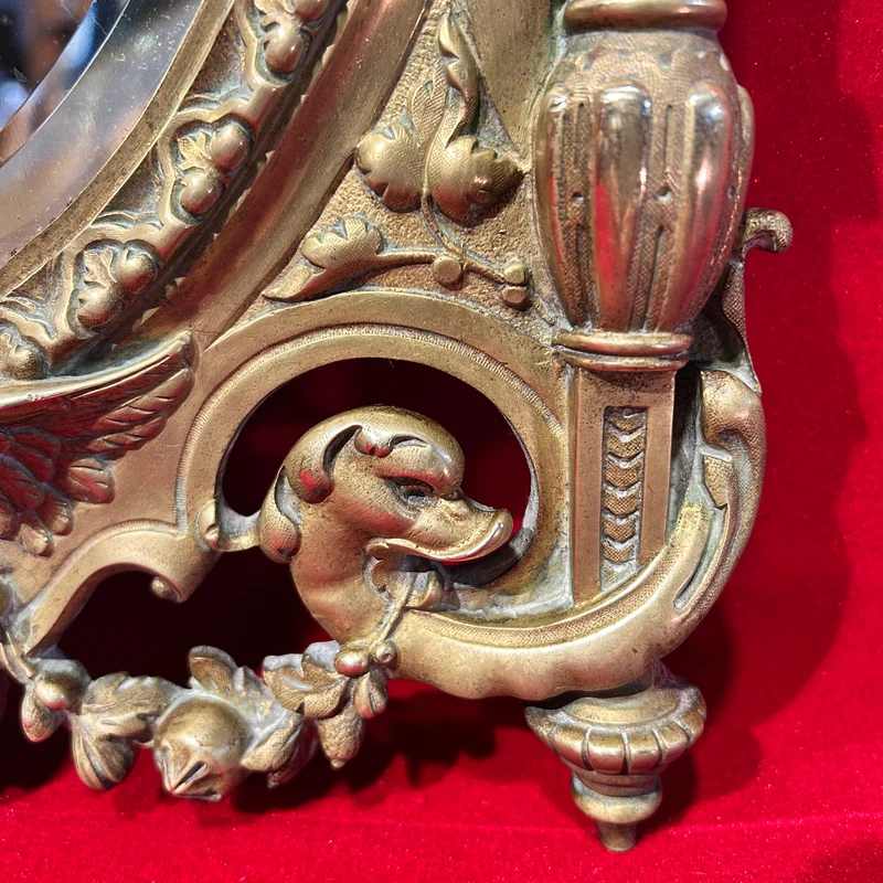 Espejo francés en bronce con decoración heráldica de leones fin s. XIX