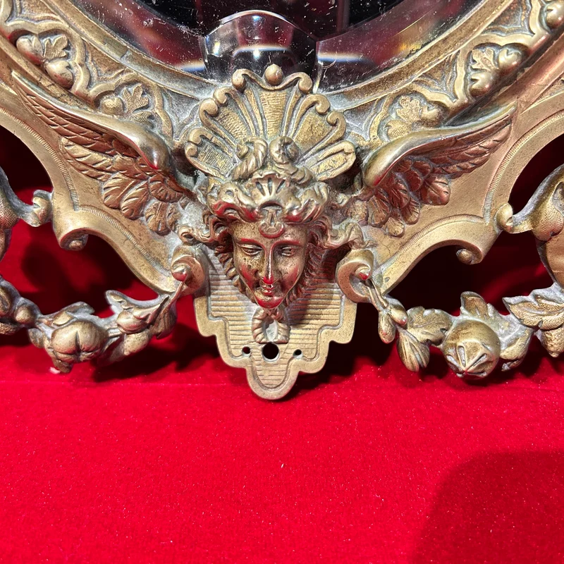 Espejo francés en bronce con decoración heráldica de leones fin s. XIX
