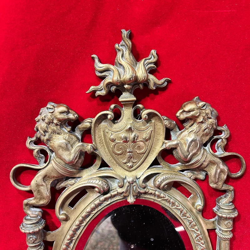 Espejo francés en bronce con decoración heráldica de leones fin s. XIX