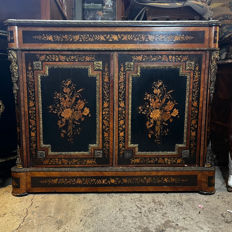 Boulle Napoleón III en chapa exótica y marquetería, bronce dorado y cubierta de mármol