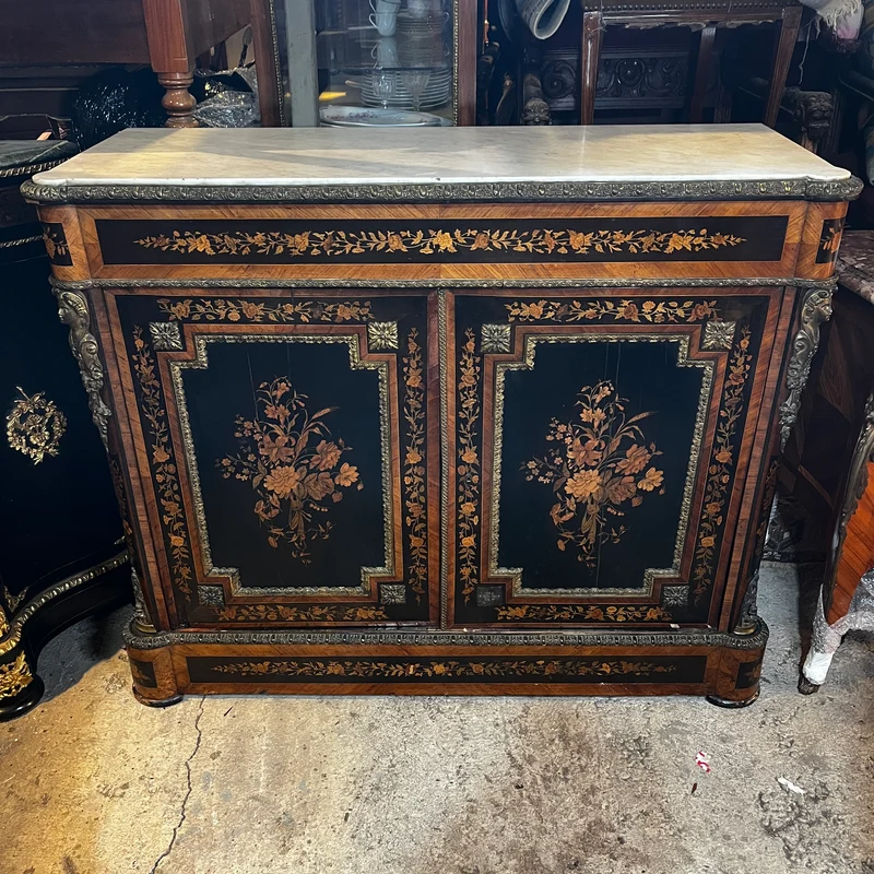 Boulle Napoleón III en chapa exótica y marquetería, bronce dorado y cubierta de mármol
