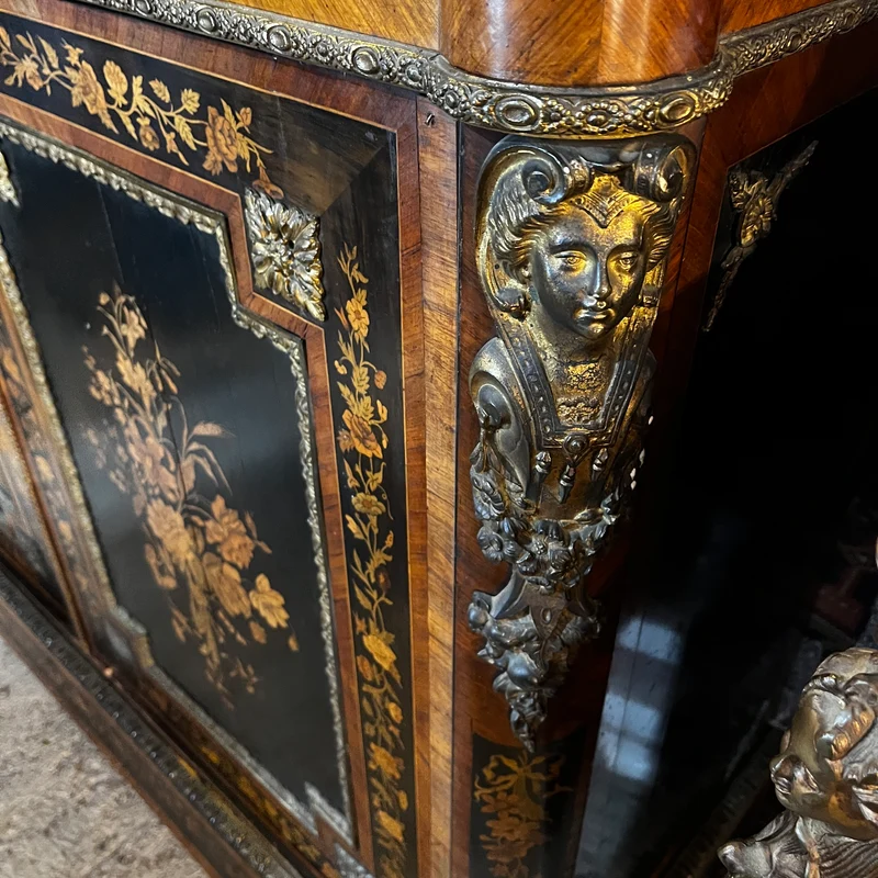Boulle Napoleón III en chapa exótica y marquetería, bronce dorado y cubierta de mármol