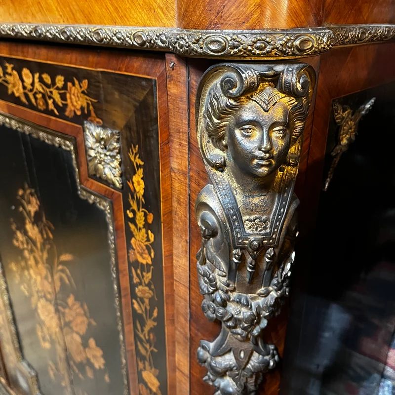 Boulle Napoleón III en chapa exótica y marquetería, bronce dorado y cubierta de mármol