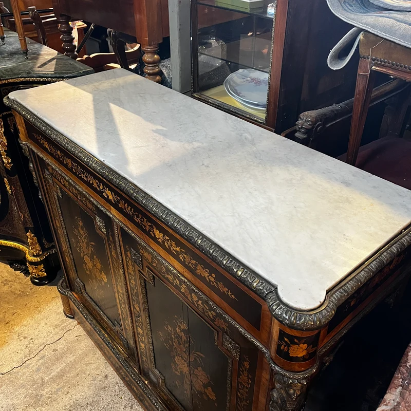 Boulle Napoleón III en chapa exótica y marquetería, bronce dorado y cubierta de mármol