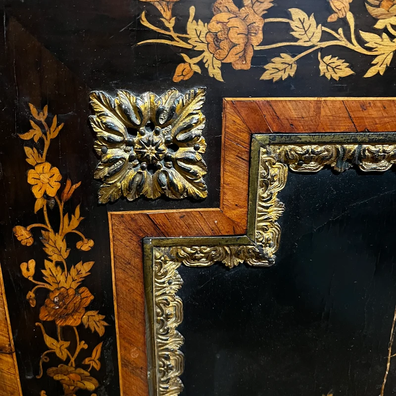 Boulle Napoleón III en chapa exótica y marquetería, bronce dorado y cubierta de mármol