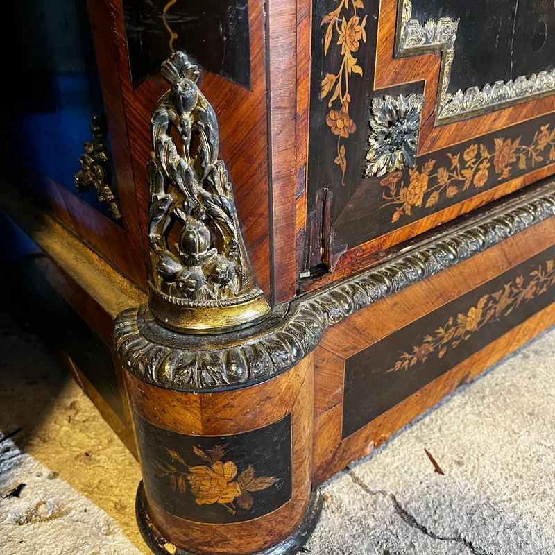 Boulle Napoleón III en chapa exótica y marquetería, bronce dorado y cubierta de mármol
