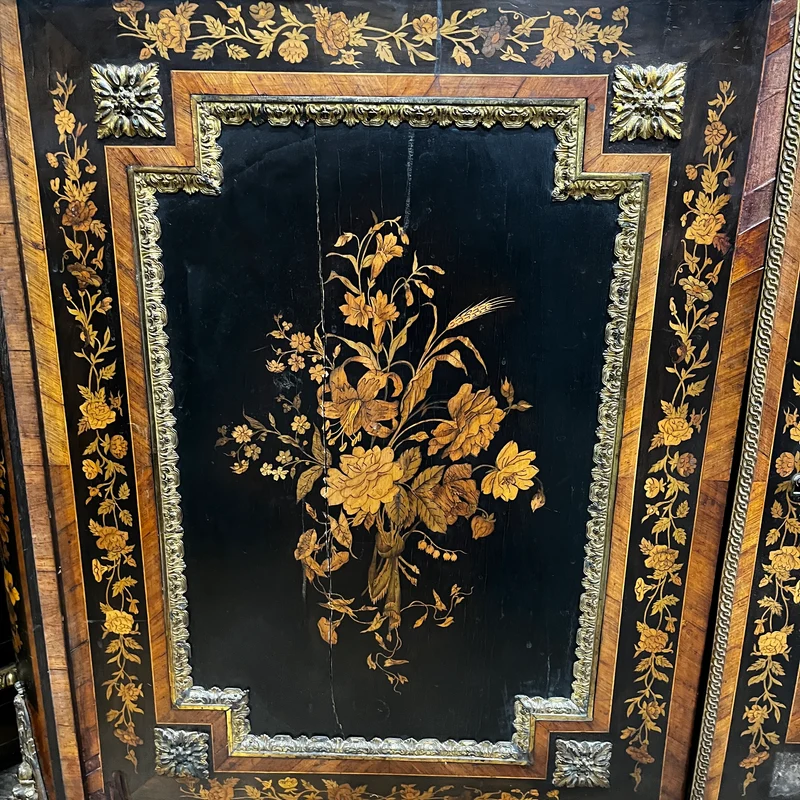 Boulle Napoleón III en chapa exótica y marquetería, bronce dorado y cubierta de mármol