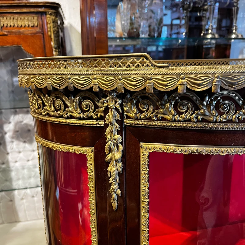 Vitrina francesa de medio punto decoración bronce y latón dorado estilo Luis XV