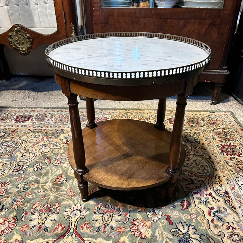 Mesa de apoyo redonda bouillotte en nogal con cubierta de mármol estilo Luis XVI