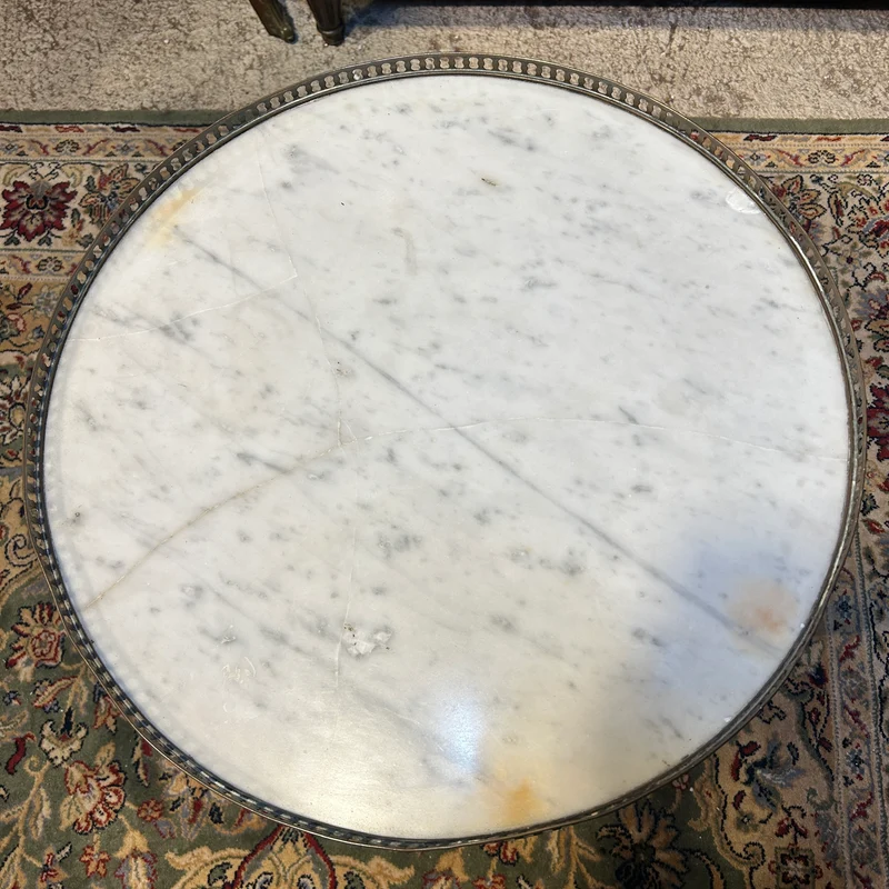 Mesa de apoyo redonda bouillotte en nogal con cubierta de mármol estilo Luis XVI