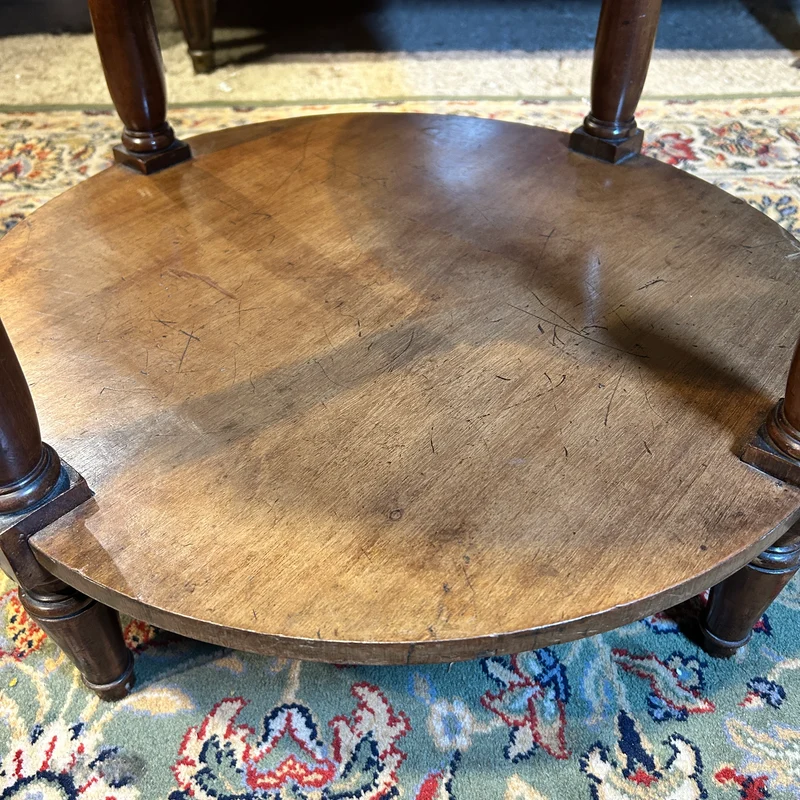 Mesa de apoyo redonda bouillotte en nogal con cubierta de mármol estilo Luis XVI