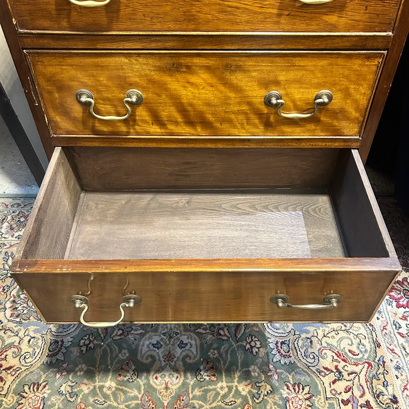 Chiffonier secretaire en caoba estilo inglés con seis cajones circa 1920s.