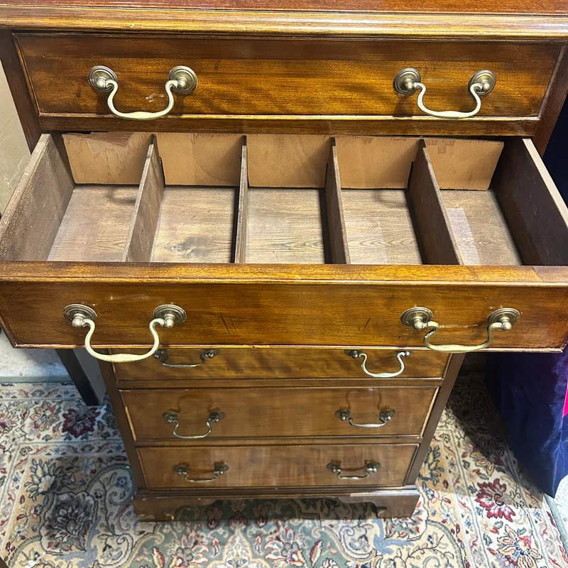 Chiffonier secretaire en caoba estilo inglés con seis cajones circa 1920s.