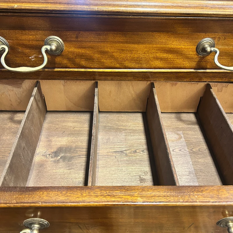 Chiffonier secretaire en caoba estilo inglés con seis cajones circa 1920s.