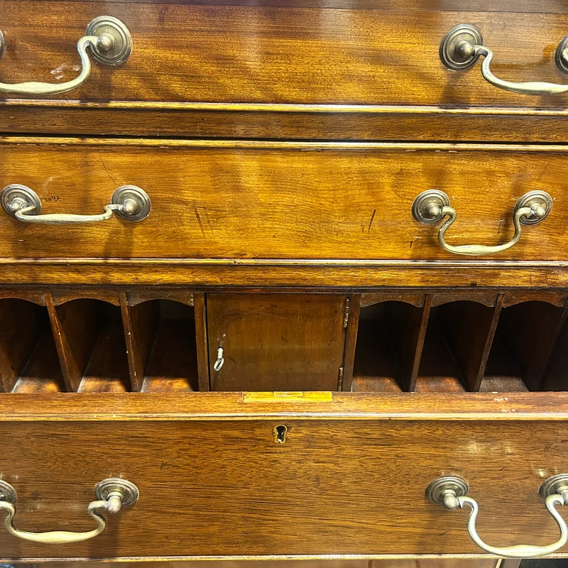 Chiffonier secretaire en caoba estilo inglés con seis cajones circa 1920s.