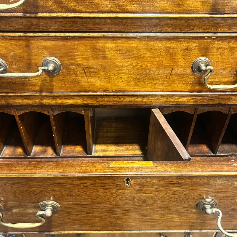 Chiffonier secretaire en caoba estilo inglés con seis cajones circa 1920s.