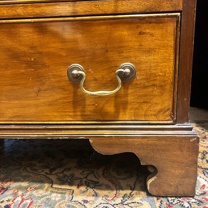 Chiffonier secretaire en caoba estilo inglés con seis cajones circa 1920s.