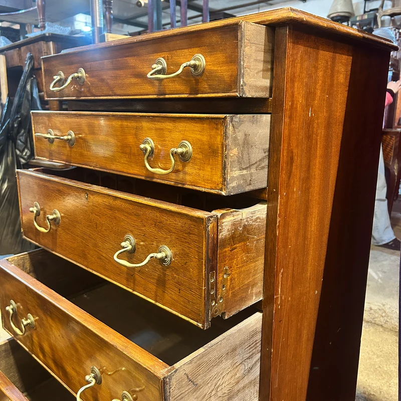 Chiffonier secretaire en caoba estilo inglés con seis cajones circa 1920s.