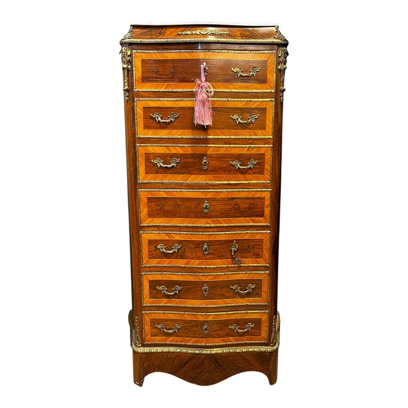 Chiffonnier secretaire simulando semainier en madera chapada, metal dorado y mármol blanco
