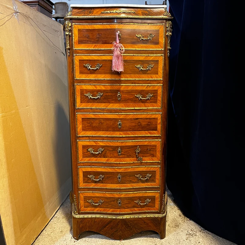 Chiffonnier secretaire simulando semainier en madera chapada, metal dorado y mármol blanco