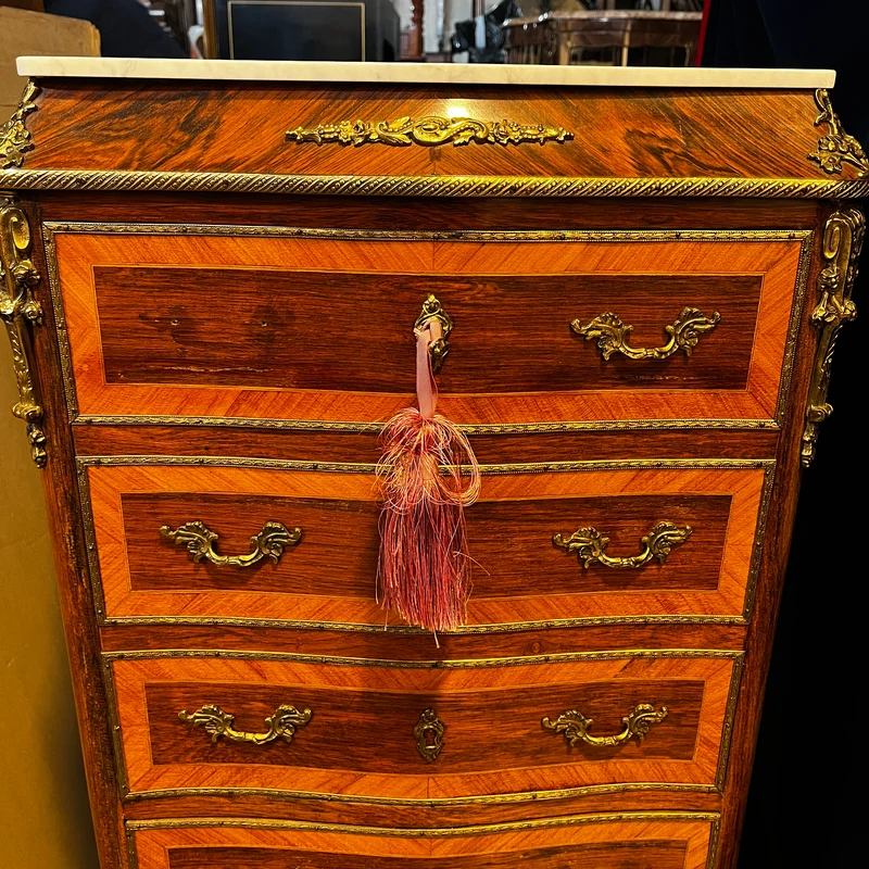 Chiffonnier secretaire simulando semainier en madera chapada, metal dorado y mármol blanco