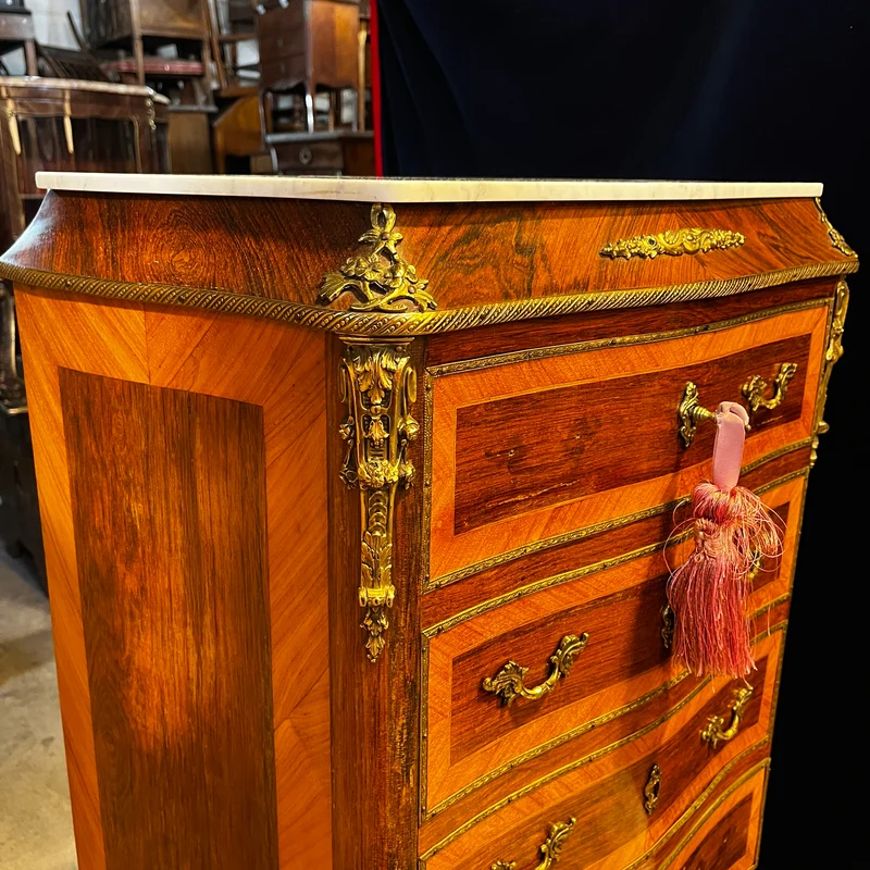 Chiffonnier secretaire simulando semainier en madera chapada, metal dorado y mármol blanco