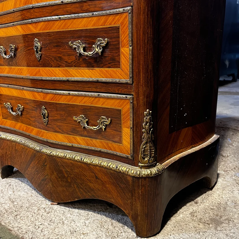 Chiffonnier secretaire simulando semainier en madera chapada, metal dorado y mármol blanco