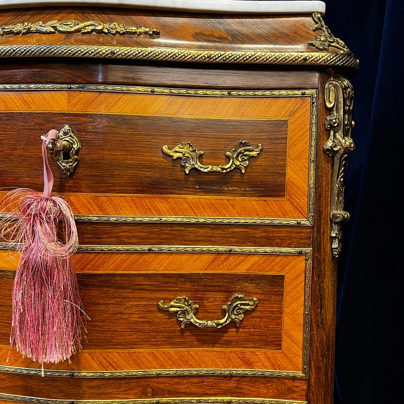 Chiffonnier secretaire simulando semainier en madera chapada, metal dorado y mármol blanco
