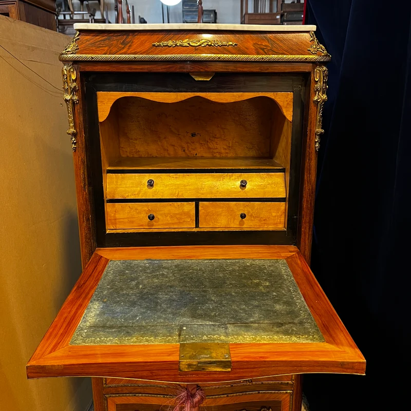 Chiffonnier secretaire simulando semainier en madera chapada, metal dorado y mármol blanco