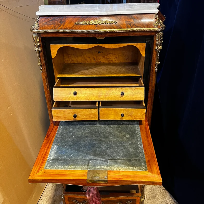 Chiffonnier secretaire simulando semainier en madera chapada, metal dorado y mármol blanco