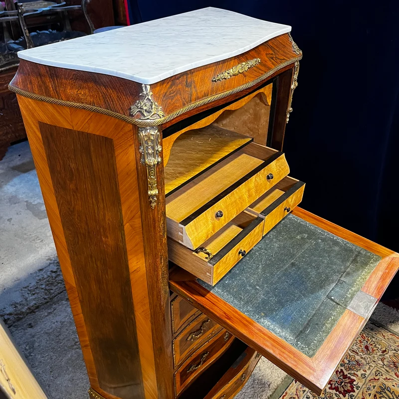 Chiffonnier secretaire simulando semainier en madera chapada, metal dorado y mármol blanco