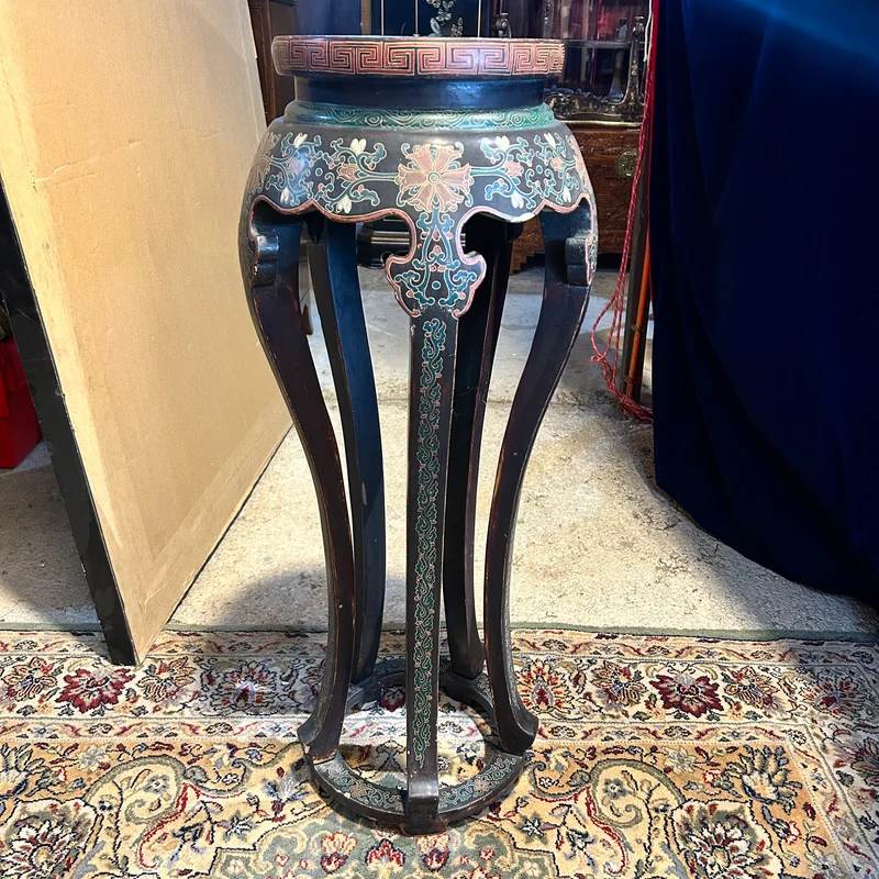 Peana china de madera lacada tallada y decoración floral en nácar s.XX