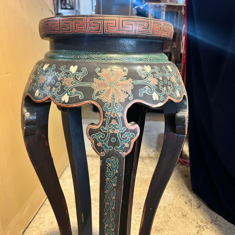Peana china de madera lacada tallada y decoración floral en nácar s.XX