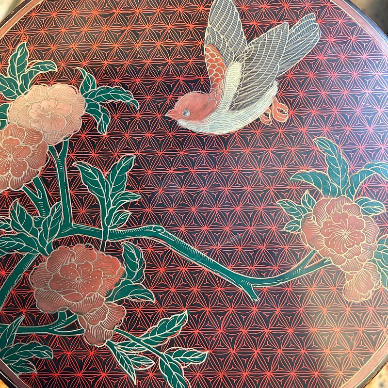 Peana china de madera lacada tallada y decoración floral en nácar s.XX