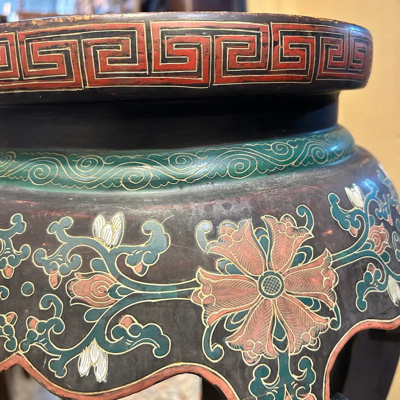 Peana china de madera lacada tallada y decoración floral en nácar s.XX