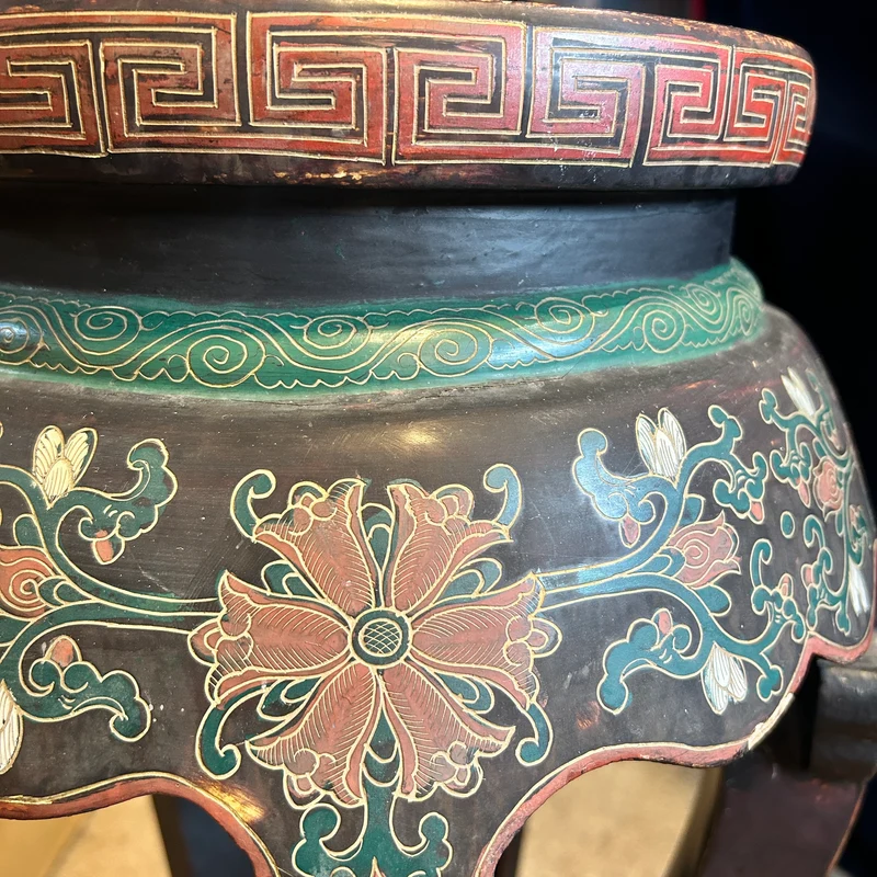 Peana china de madera lacada tallada y decoración floral en nácar s.XX