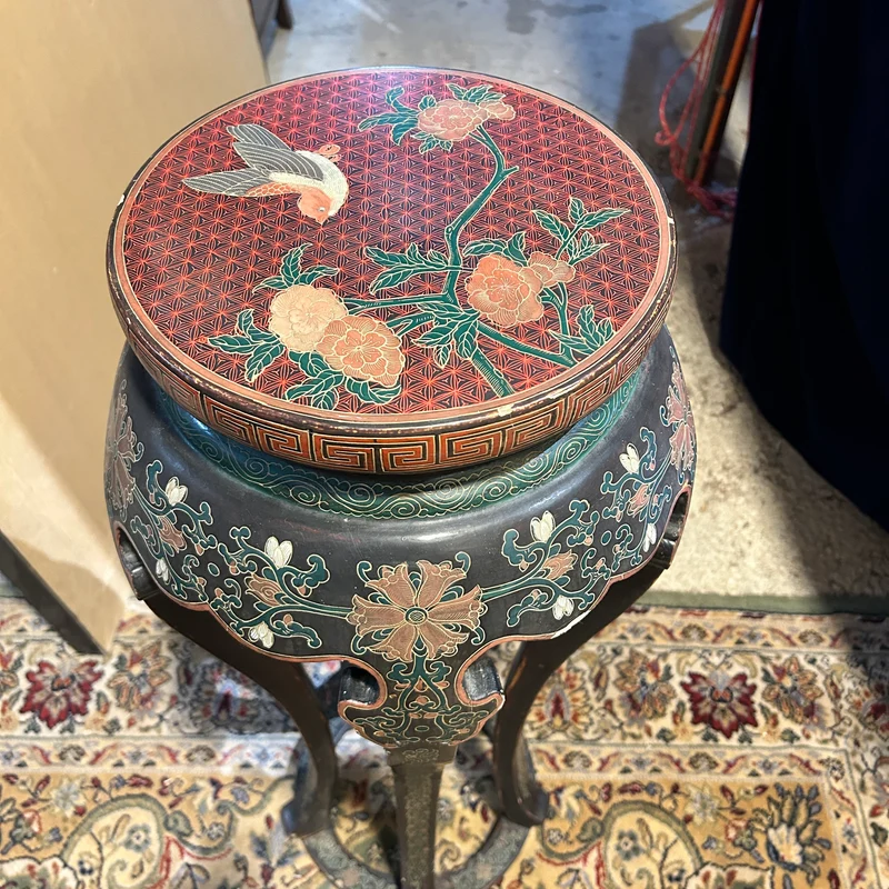 Peana china de madera lacada tallada y decoración floral en nácar s.XX