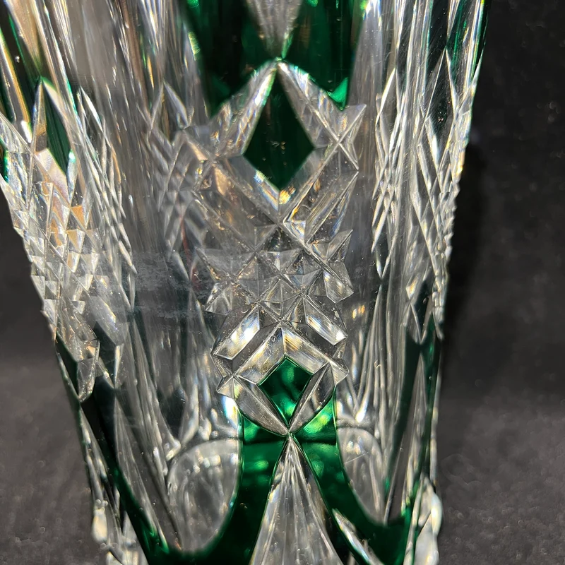 Jarrón de cristal belga Val Saint Lambert tallado diseño geométrico transparente y verde