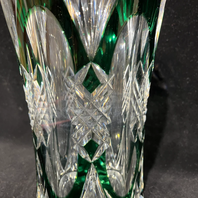 Jarrón de cristal belga Val Saint Lambert tallado diseño geométrico transparente y verde