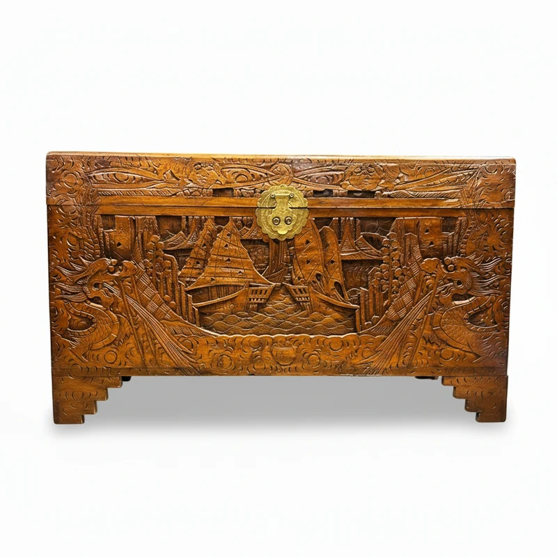 Cofre chino en madera de alcanfor tallado con dragones y navíos s. XX