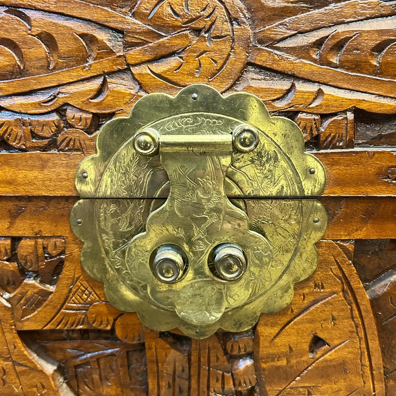 Cofre chino en madera de alcanfor tallado con dragones y navíos s. XX