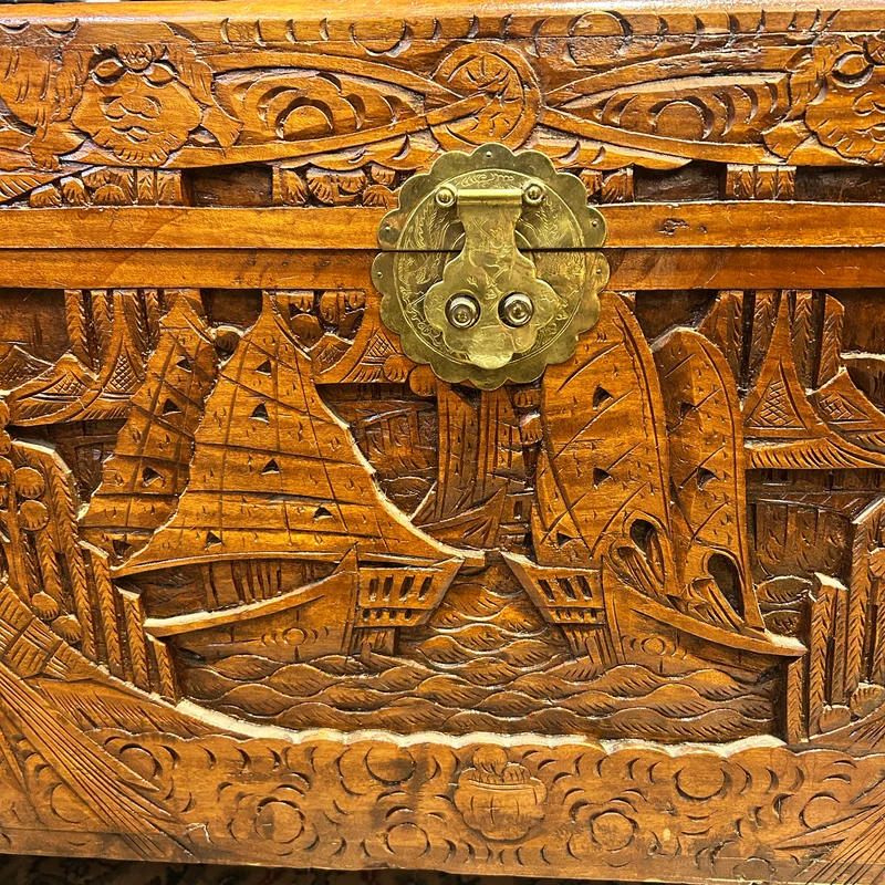 Cofre chino en madera de alcanfor tallado con dragones y navíos s. XX