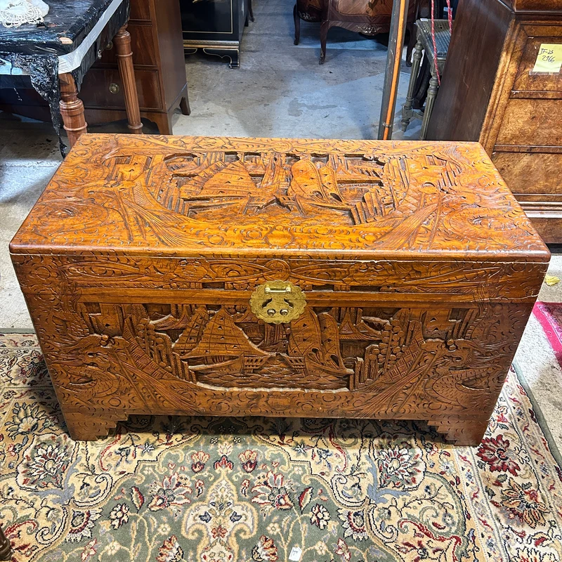 Cofre chino en madera de alcanfor tallado con dragones y navíos s. XX