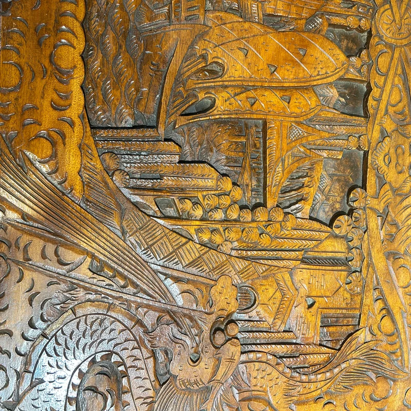 Cofre chino en madera de alcanfor tallado con dragones y navíos s. XX